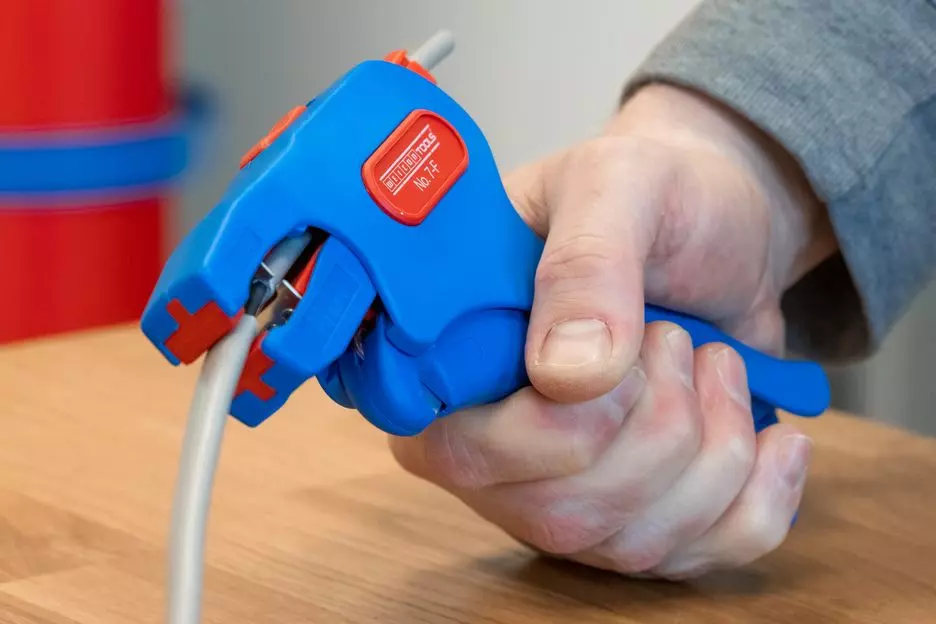 klesta za skidanje izolacije pljosnatih kablova