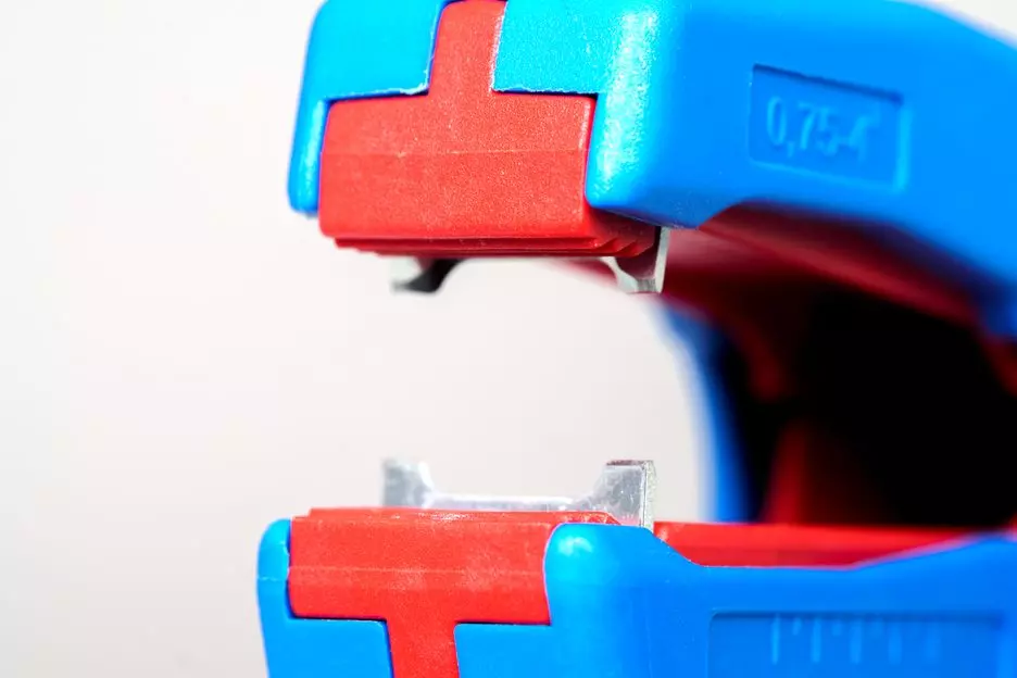 klesta za skidanje izolacije pljosnatih kablova